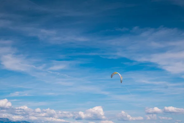 Spadochron Kitesurfera Przeciwko Błękitnemu Niebu Chmury Niebie — Zdjęcie stockowe