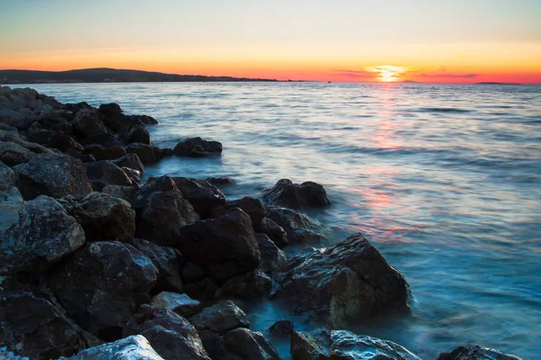 Costa Rochosa Céu Azul Ilha Vir Croácia Pôr Sol Noite — Fotografia de Stock