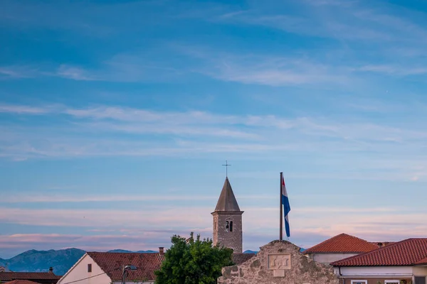 Skyline Town Nin Kroatië Met Kerktoren Rode Daken Kroatische Vlag — Stockfoto