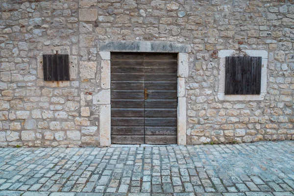 Parede Pedra Com Portas Janelas Aparência Tradicional Uma Cidade Mediterrânea — Fotografia de Stock