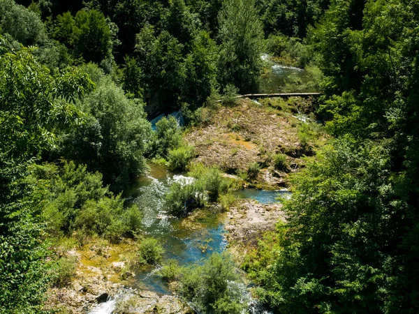 Dobra nehri kanyonu uçurum manzarası, Ogulin, orta Hırvatistan manzarası
