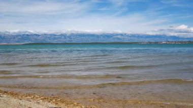 Kumsaldan deniz dalgalarını izliyoruz..