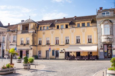 Samobor 'un Şehir Merkezi, arka planında kilisesi olan, yakındaki bir tepedeki harabe şato yüzünden turistik bir ilgi odağı..