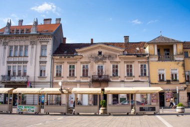 Samobor 'un Şehir Merkezi, arka planında kilisesi olan, yakındaki bir tepedeki harabe şato yüzünden turistik bir ilgi odağı..