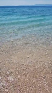 Güneşli bir günde Adriyatik Denizi 'nin saf sularına yakın bir manzara. Hırvatistan 'da Tatil