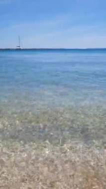Güneşli bir günde Adriyatik Denizi 'nin saf sularına yakın bir manzara. Hırvatistan 'da Tatil