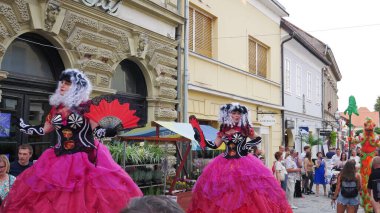 Varazdin - Hırvatistan / 08 / 21 2021: Spancirfest 2021 'de kostümlü sokak sanatçıları.