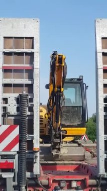 İnşaat kamyonunda yanıp sönen ışık. Kazı makinesi karavanda..