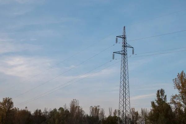 Elektrik Direği Elektrik Direği Kablolar Mavi Gökyüzü Bulutlar Stok Fotoğraf