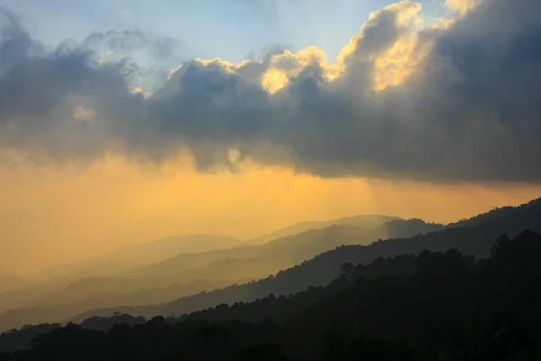 Puesta de sol en las montañas . — Foto de Stock