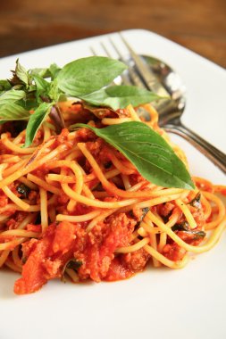 Tay tarzında soslu spagetti