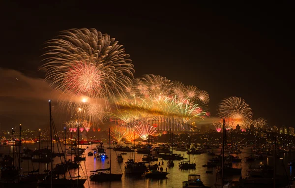 Vuurwerk sydney nieuwe jaar vooravond 2013 — Stockfoto