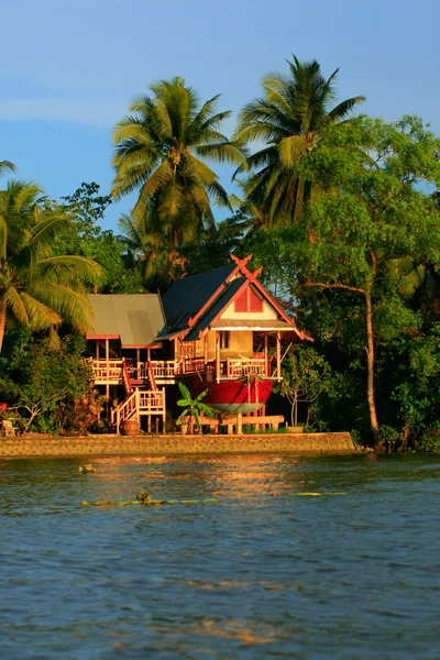 Maison au bord de l'eau dans le style thaï, Thaïlande — Photo