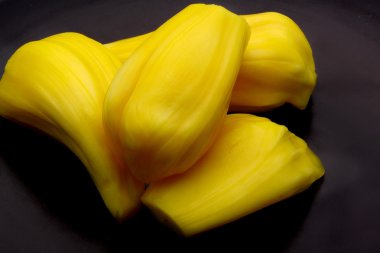 Jack-meyve siyah plaka üzerinde.