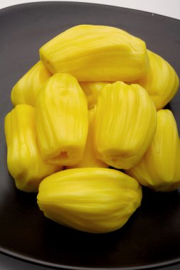 Jack-meyve siyah plaka üzerinde.