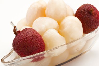 Beyaz arka planda lychees