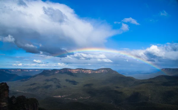 Landskap rainbow och gröna berg. — Stockfoto