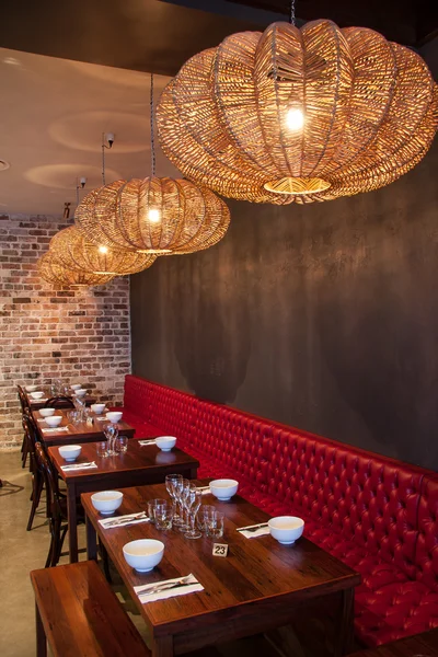 Interior del restaurante moderno, vidrio vacío en la mesa . —  Fotos de Stock