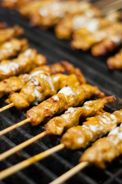 Satay chicken on grill. — Stock Photo, Image