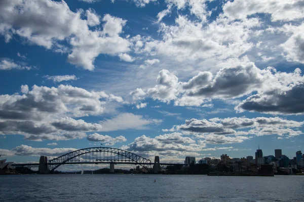 Sydney-június 2009: Habour híd egy másik mérföldkő a Sydney city — Stock Fotó