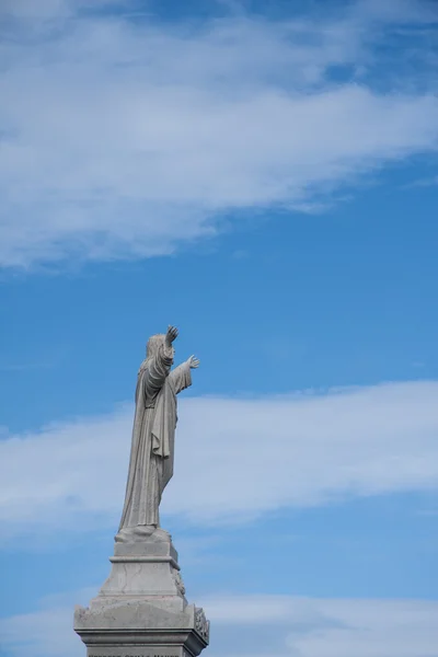 Belle sculpture au cimetière — Photo