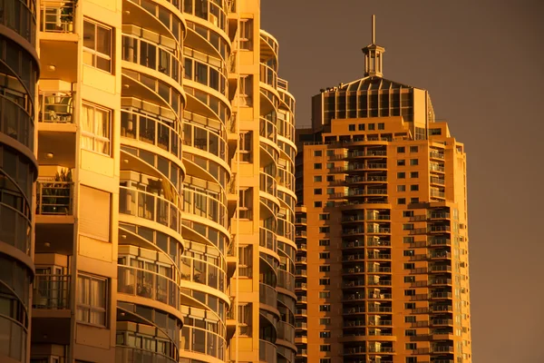 Gold Gebäude mit Sonnenuntergang Licht. — Stockfoto