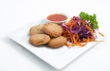 Tay meze, baharatlı kızarmış balık köftesi tod mun pla