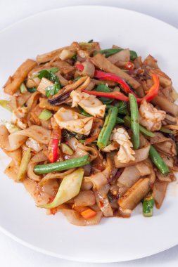 Düz pirinç şehriye karıştırın kızarmış withseafood.