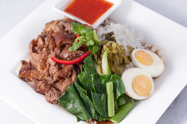Daging rebus dengan nasi dan sayuran, makanan cepat saji Thailand — Stok Foto