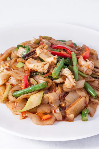 Fideos planos de arroz revueltos con mariscos . —  Fotos de Stock