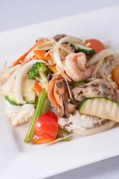 Kızarmış zencefil sos seafood pilav ile karıştırın — Stok fotoğraf