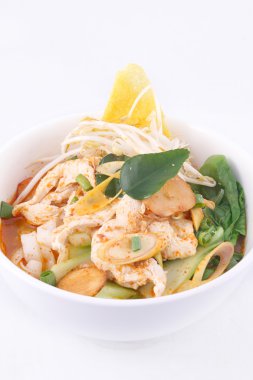 Tom yum çorbası. Tay tarzında baharatlı erişte çorbası.