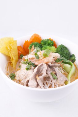 tavuk, taze sebze ve mantı laksa şehriye çorbası