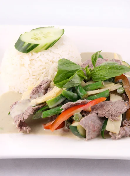 Говядина зеленая карри с рисом, тайская еда . — стоковое фото