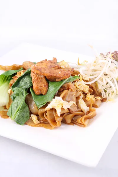 Asian stir fried flat rice noodles. Pad se ew with chicken. — Stock Photo, Image
