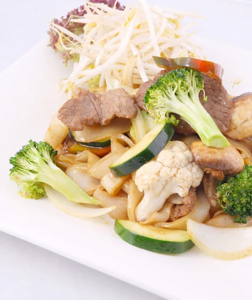 Flat rice noodle stir fried with oyster sauce and fresh vegetables — Stock Photo, Image