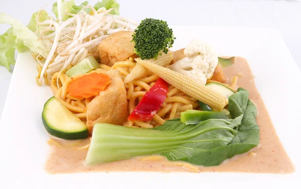 Hokkien noodles with red curry sauce and fresh vegetables — Stock Photo, Image