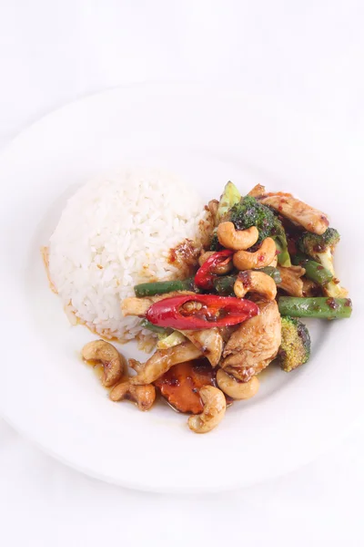 Chilimarmelade und Cashewnüsse mit Reis, thailändischem Essen umrühren — Stockfoto