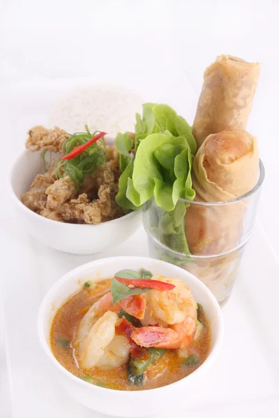 Thai-Essen mit Reis und Frühlingsrolle. — Stockfoto