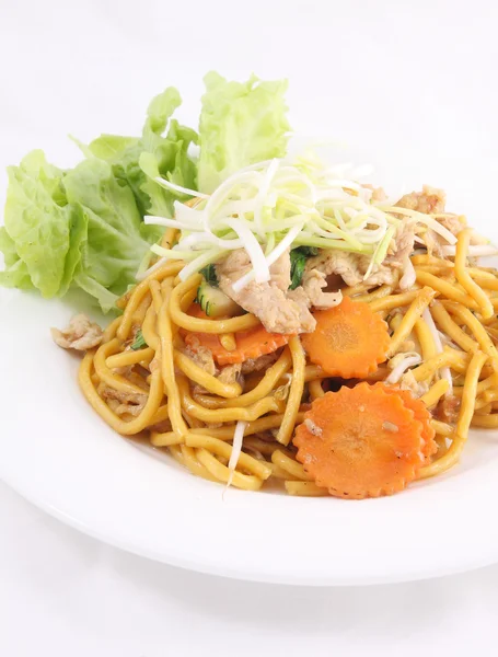 Hokkien noodles with oyster sauce and fresh vegetables. — Stock Photo, Image
