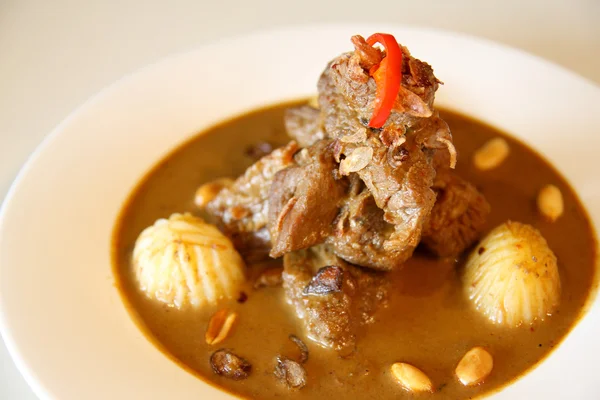 Thailändisches Essen, Rindfleisch Massaman Curry — Stockfoto