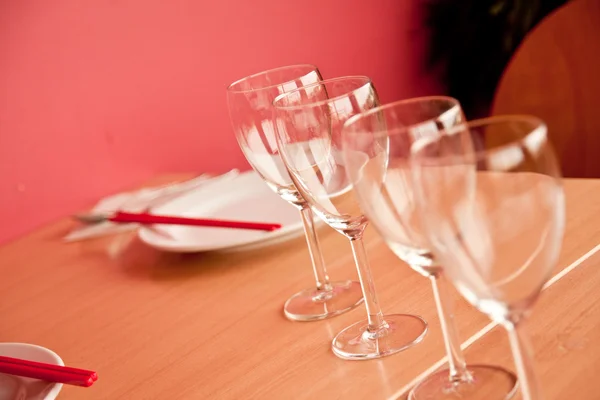 Mesas preparadas para la comida en el restaurante . —  Fotos de Stock