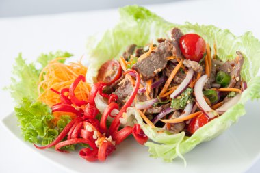 Tay biftek salata, ızgara biftek salatası ile.