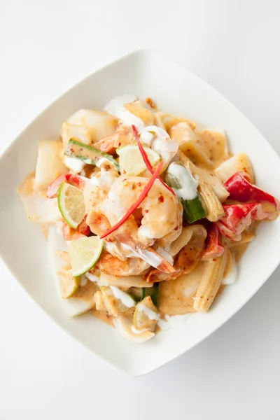 Thaifood, Revuelve el camarón frito con salsa de limón . — Foto de Stock