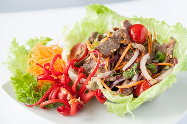 Ensalada de carne tailandesa, carne a la parrilla con ensalada . — Foto de Stock