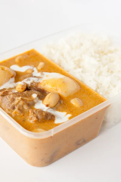 Thai zum Mitnehmen, Massaman Curry mit Reis — Stockfoto