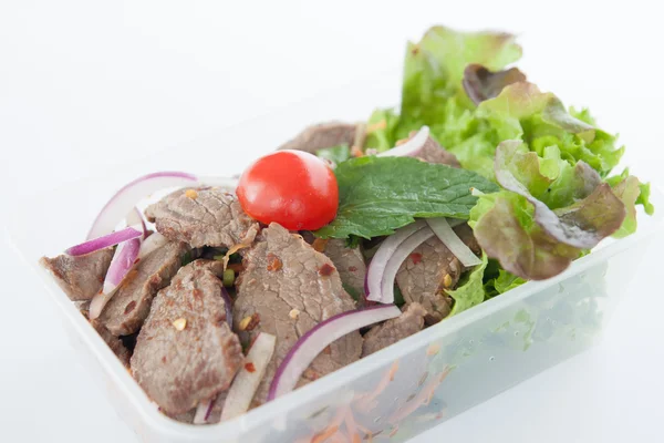 Comida tailandesa para llevar, ensalada de carne tailandesa —  Fotos de Stock