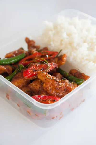 Comida tailandesa para llevar, revuelva pollo frito con arroz — Foto de Stock