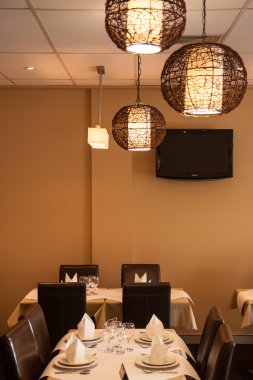 modern Restoran, tablo boş bardak iç.