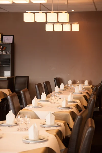 Интерьер современного ресторана, пустой стакан на столе . — стоковое фото